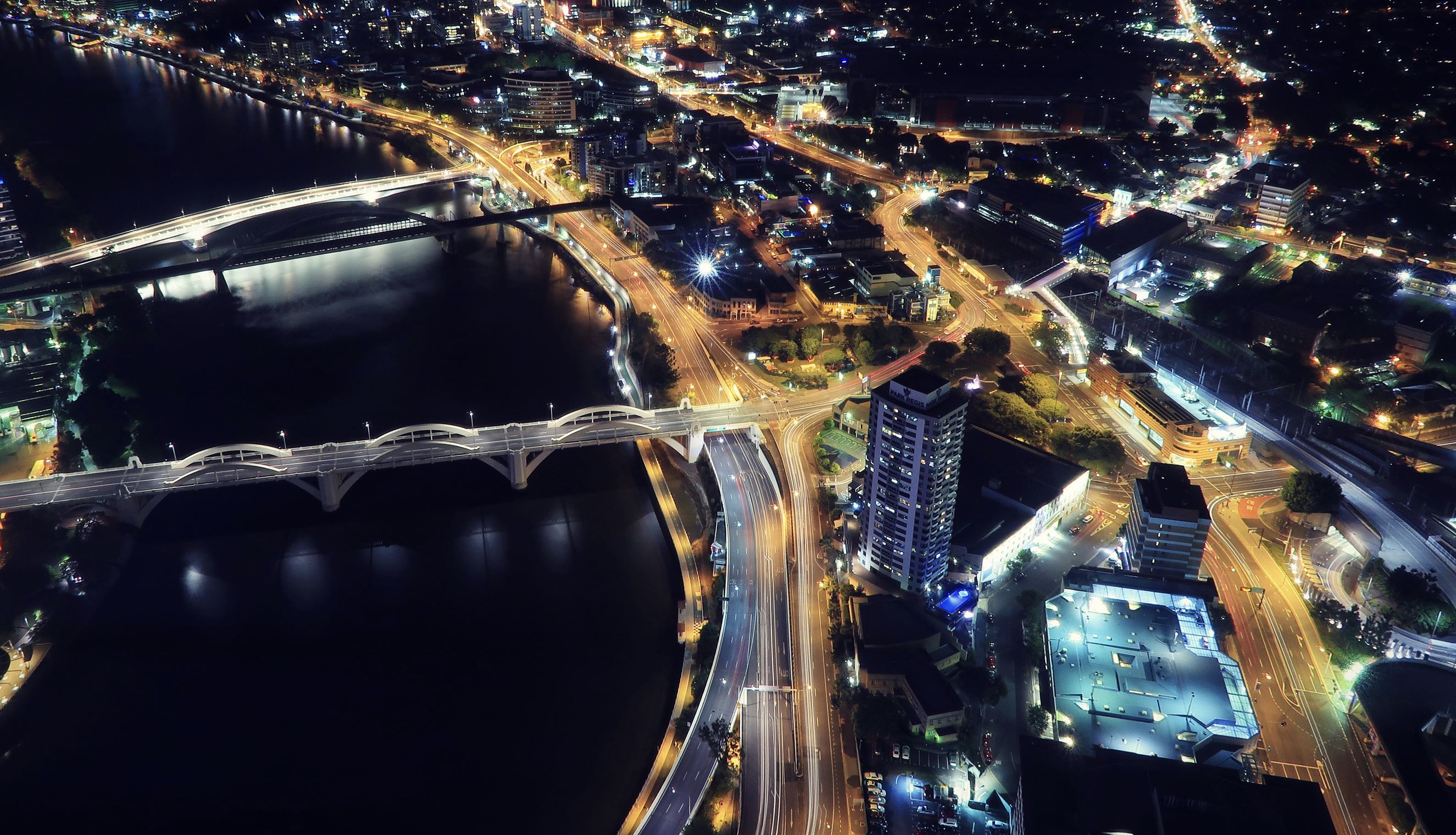 Stadsfotografering nattetid med lång slutartid